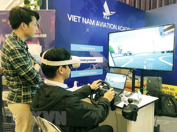 观众在展会上体验航空科技。