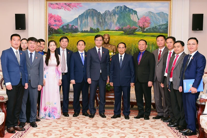 双方会见后合影。