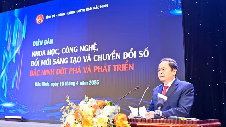 国会主席陈青敏出席“科技、创新与数字化转型——北宁突破与发展”论坛并发表指导讲话。