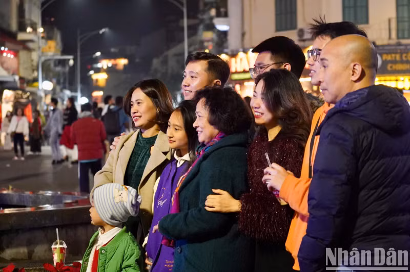 一家人一起出去等待新年到来。