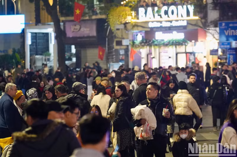 河内市民纷纷涌上街头。