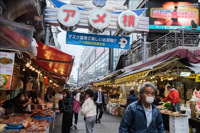 消费者在日本东京的某个市场购物。 （图片来源：法新社/越通社）