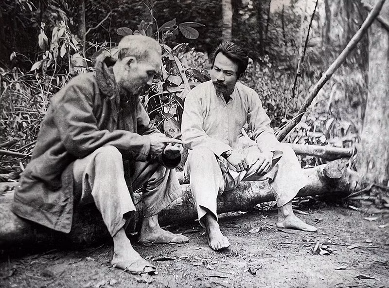 胡志明主席和苏发努冯亲王于1950年5月在宣光合影。（资料图）