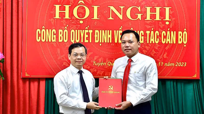 宣光省人民委员会主席阮文山向陈曰钢同志递交了省委常委会的决定。