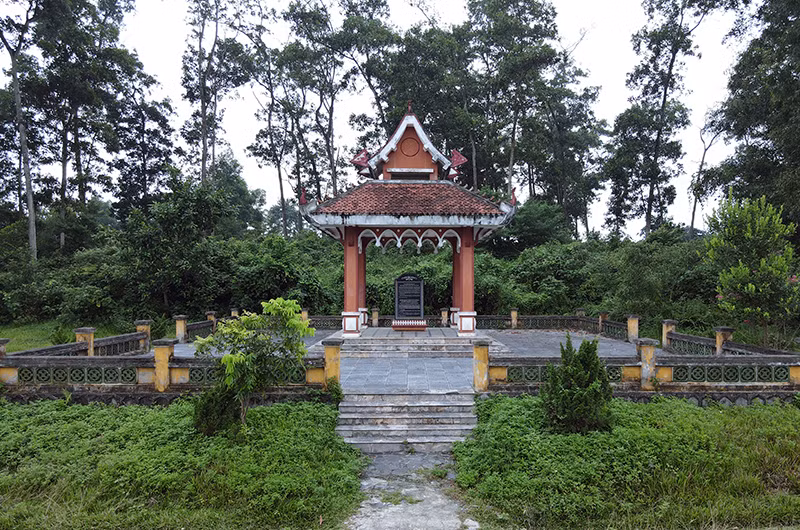 宣光省安山县美凭乡艾村老挝革命遗址堂碑。