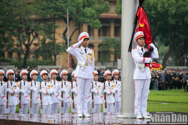 越南共产党中央委员会总书记阮富仲国葬升旗仪式。