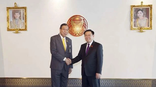 越南国会主席王廷惠会见泰国参议院议长蓬佩·威奇春猜。
