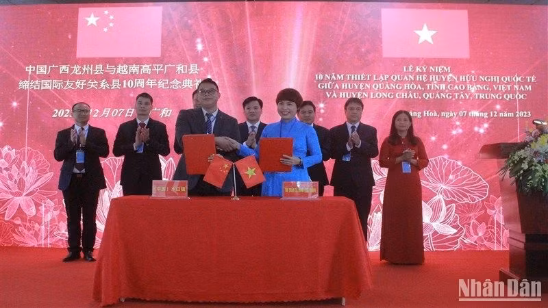 广和县驮隆镇与龙州县水口镇缔结友好镇协议签字仪式。