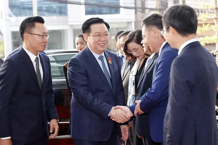 越南国会主席王廷惠视察Viettel老挝分公司。
