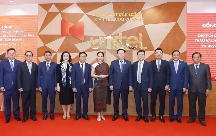 越南国会主席王廷惠同Viettel老挝分公司领导班子合影。