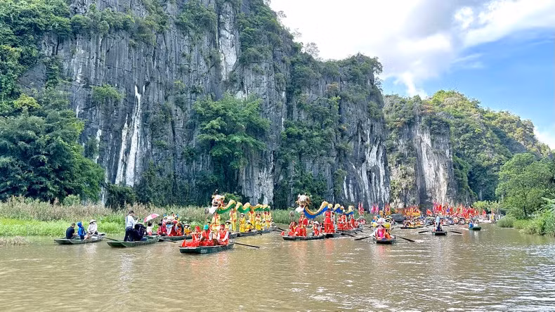 油桐河蜿蜒环绕雄伟山脉的美丽景色。