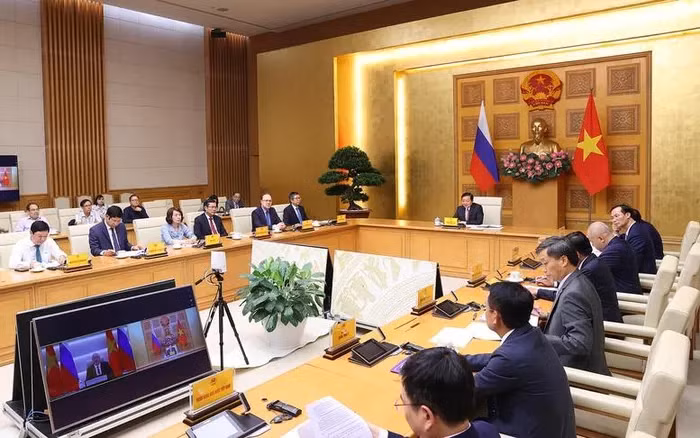 越南政府副总理陈红河与俄罗斯联邦副总理切尔内申科举行线上会议。