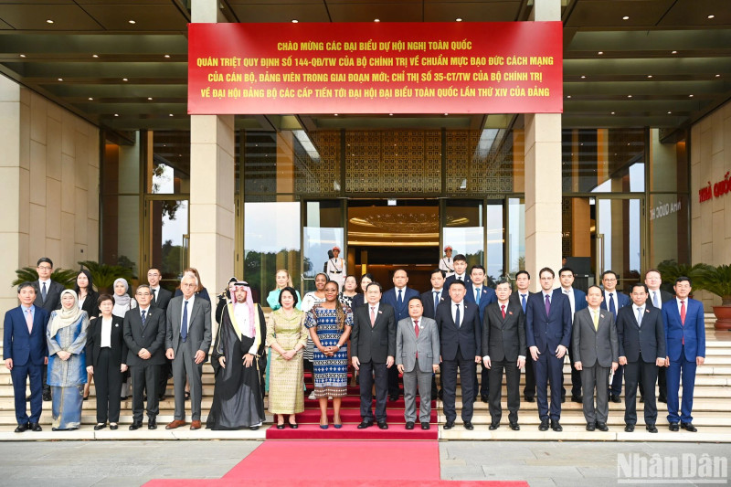 越南国会主席陈青敏与代表们合影。