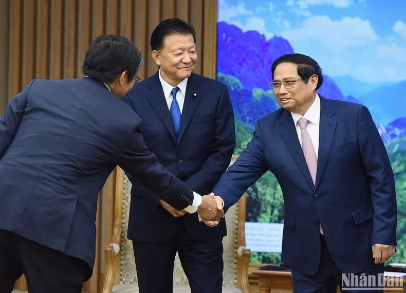 范明正总理欢迎新藤义孝大臣一行来访。