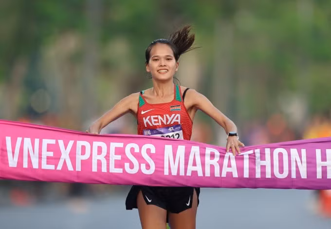 范式红丽夺得女子42公里赛冠军。