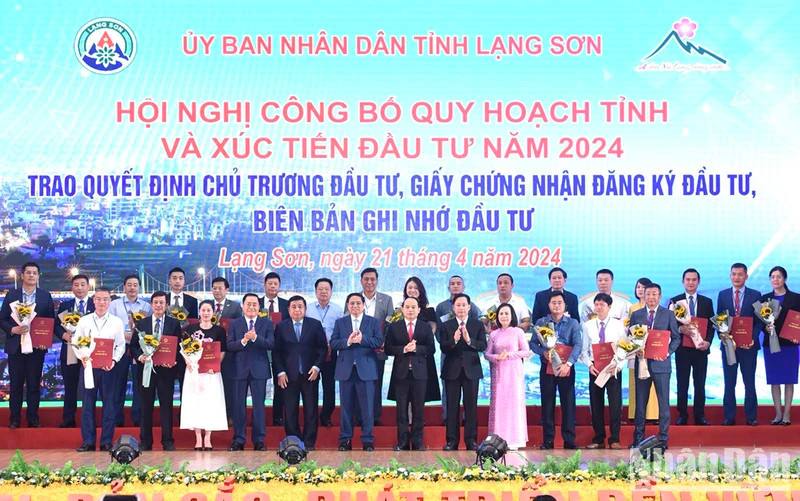 政府总理范明正与企业代表合影。