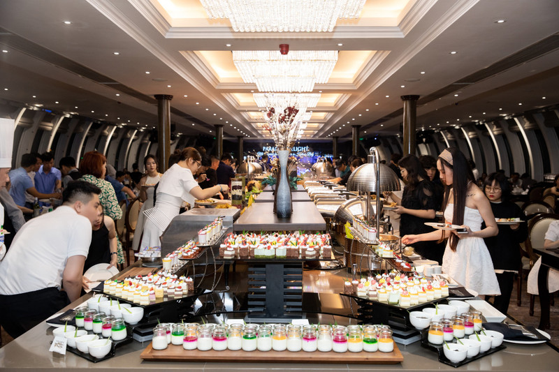 下龙湾的游轮餐厅为游客提供多种美食选择。