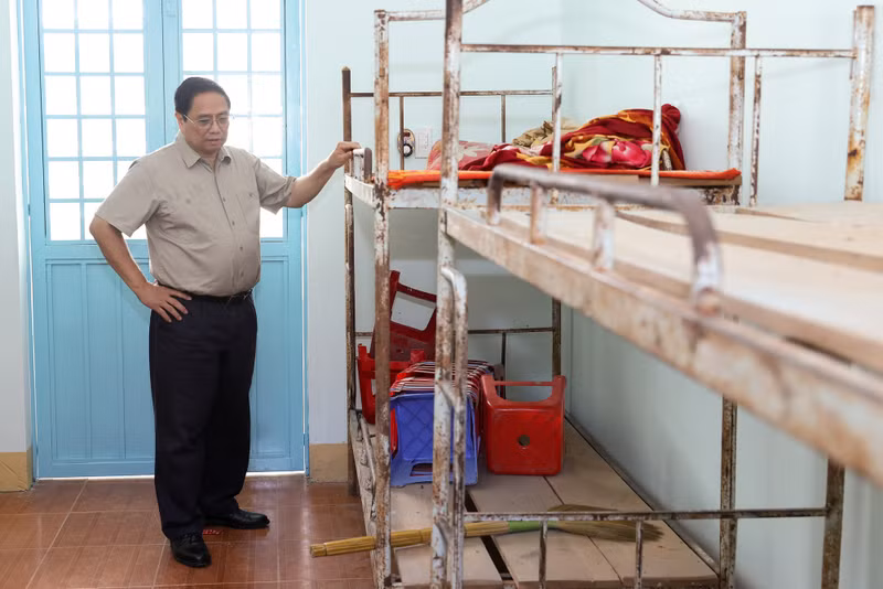 范明正总理检查物质基础设施。