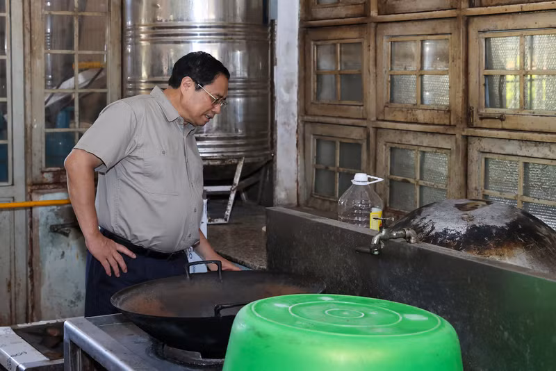 范明正总理检查物质基础设施。