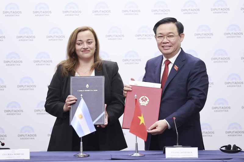 国会主席王廷惠与阿根廷众议院议长塞西莉亚·莫罗签署越阿议会合作协议。