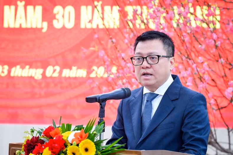 黎国明同志在大会上发表讲话，回顾越南共产党的诞生、培养、奉献和成长过程。