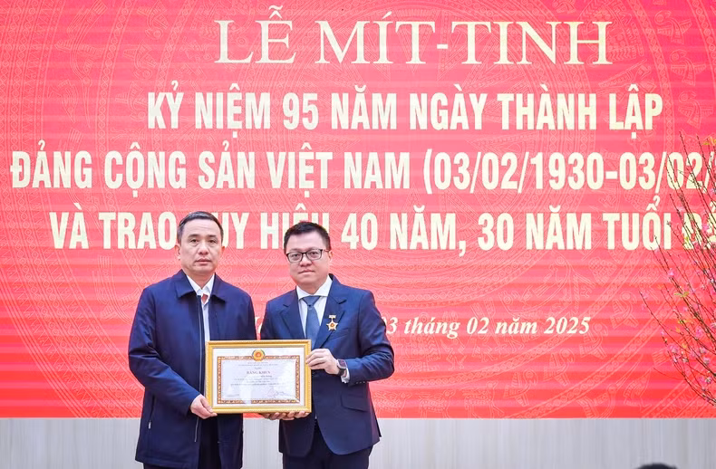 颁发中央机关党委纪念章。