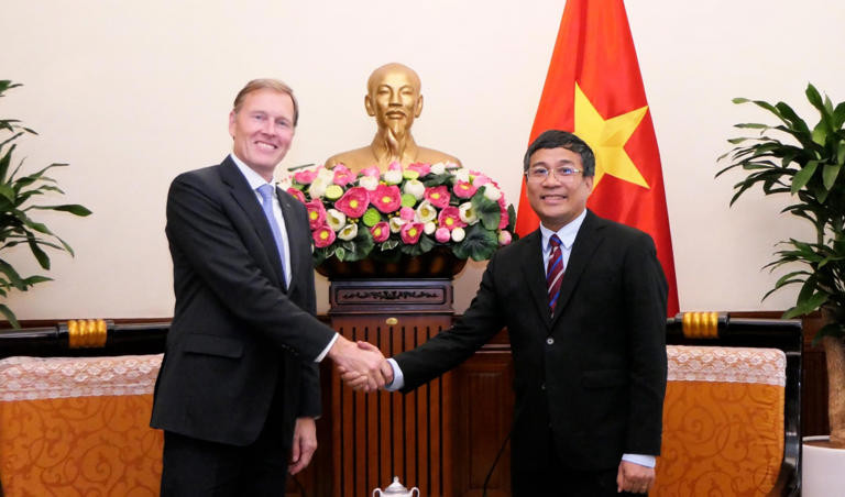 越南外交部常务副部长阮明宇与空中客车公司国际执行副总裁范沃施。