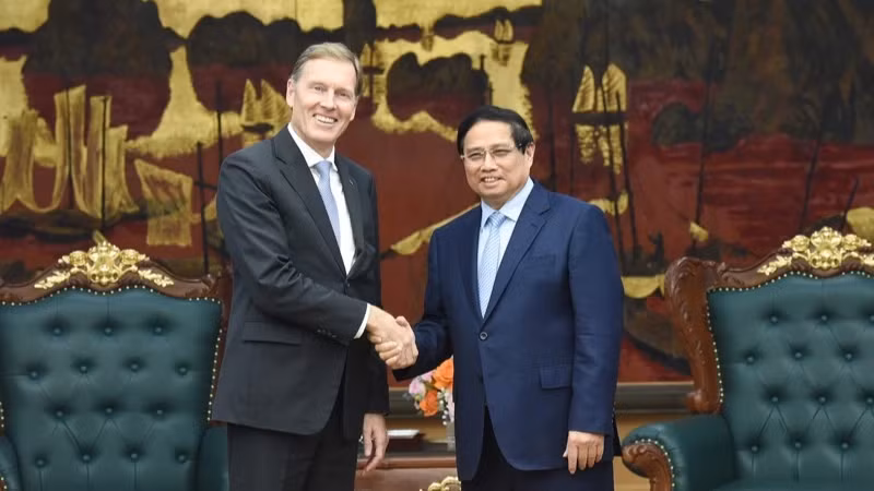 越南政府总理范明正与空中客车国际执行副总裁范沃施。