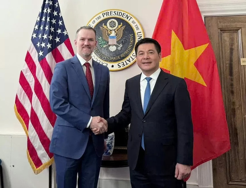 越南工贸部部长阮鸿延与美国贸易代表杰米森·格里尔。