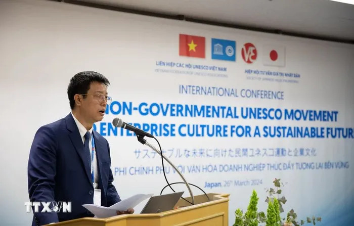VFUA常务副主席、联合国教科文组织亚太联合会副主席陈文孟在会议上发言。