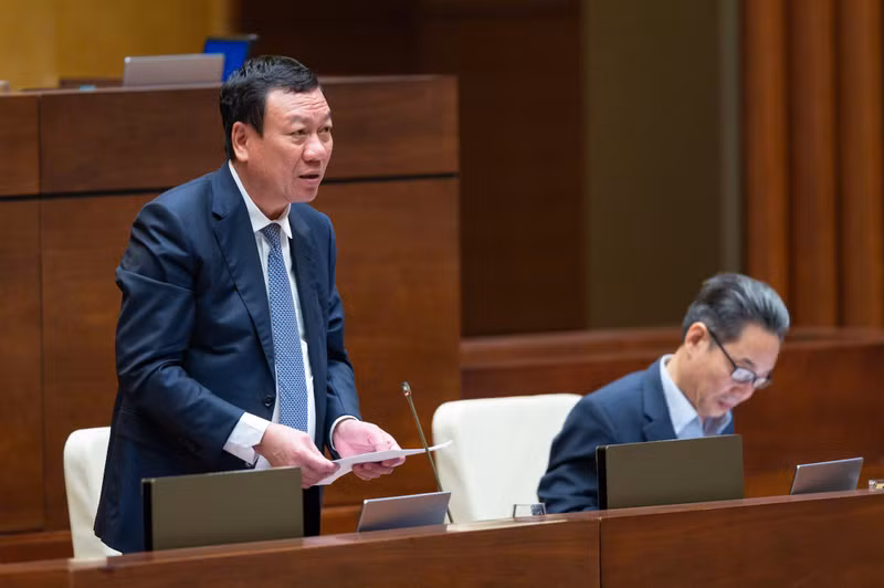 越南政府监察总署总监察长段红锋作报告。