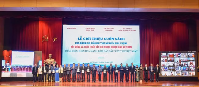 张氏梅同志向与会代表赠书。