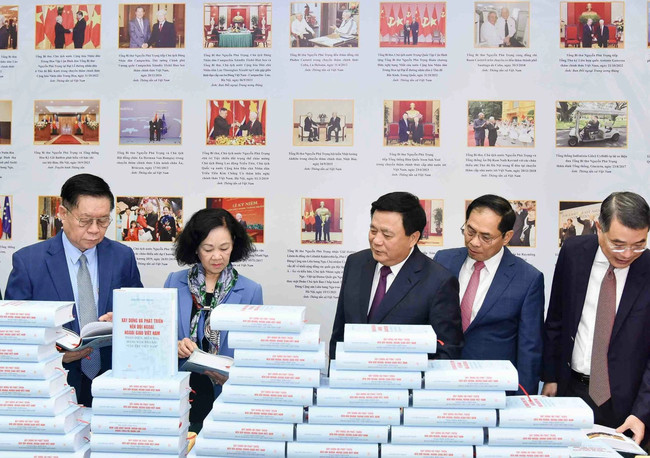 越共中央政治局同志出席活动。