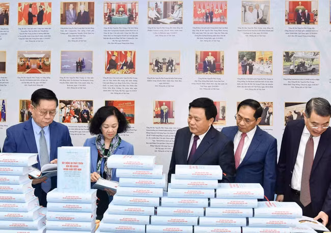 越共中央政治局同志出席活动。