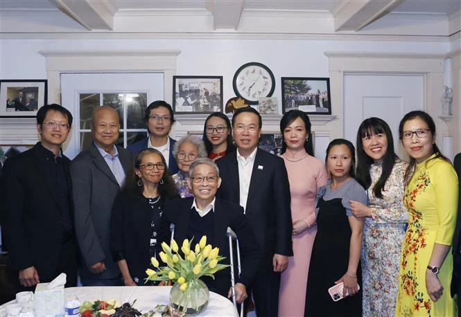 2023年11月15日，出席2023年亚太经合组织领导人会议周期间，越南国家主席武文赏和夫人看望慰问旅美越侨代表范文寂。