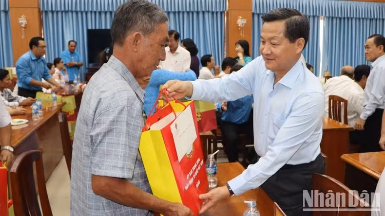 政府副总理黎明慨向贫困群众送去春节礼物。