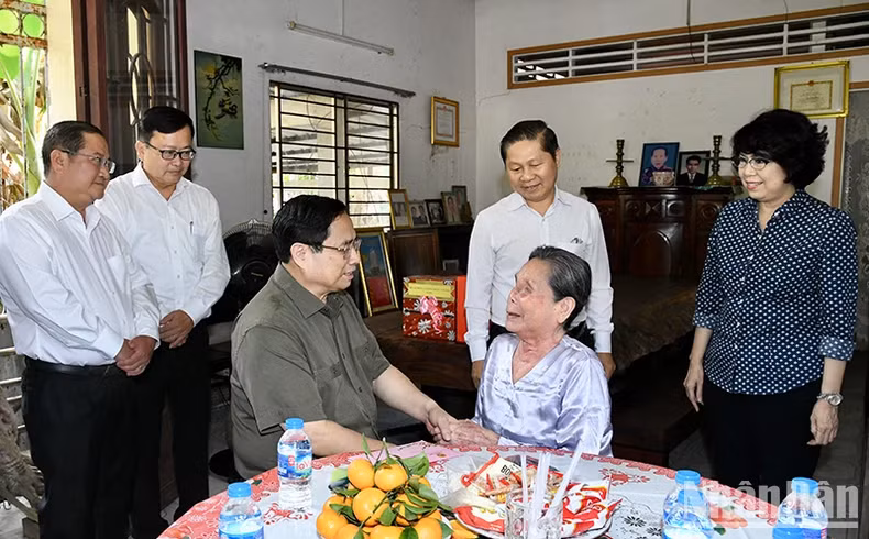范明正总理看望慰问女重伤兵林氏梅。