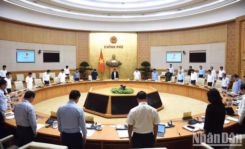 会议为阮富仲总书记逝世默哀一分钟。