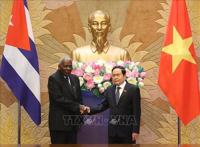 越南国会主席陈青敏会见古巴全国人大主席埃斯特万·拉索·埃尔南德斯。