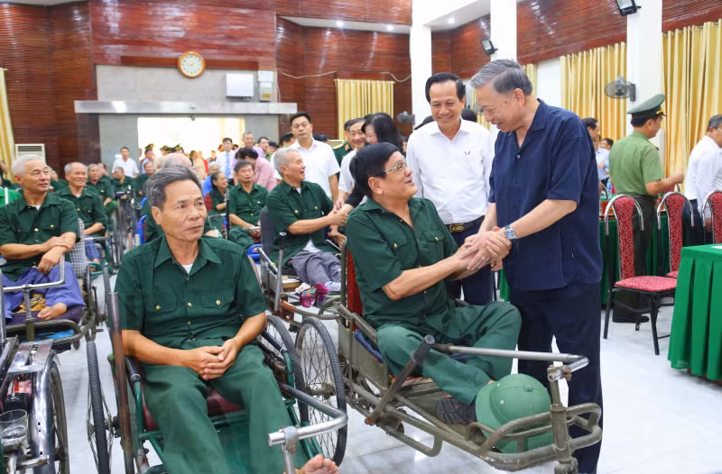 国家主席苏林向伤病军人赠送慰问品。