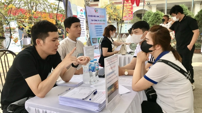 附图：河内市劳动者参加招聘。