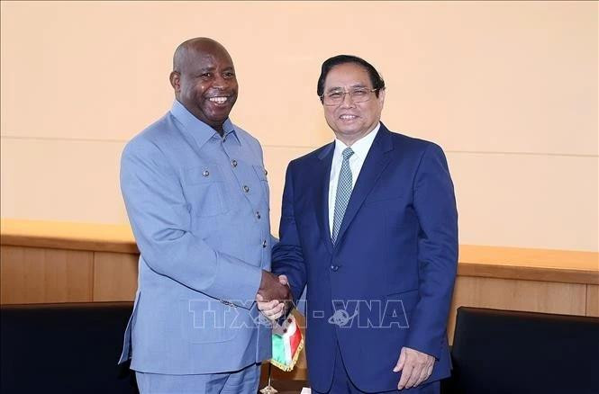 越南政府总理范明正在美国纽约出席联合国大会第78届会议高级别周期间会见了布隆迪总统埃瓦里斯特·恩达伊施米耶。（图片来源：越通社）