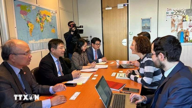 财政部副部长胡士雄与法国经济财政部国库总司长玛格丽·塞萨娜举行座谈。
