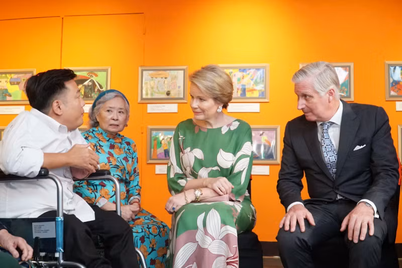 比利时国王菲利普和王后玛蒂尔德会见橙剂受害者。