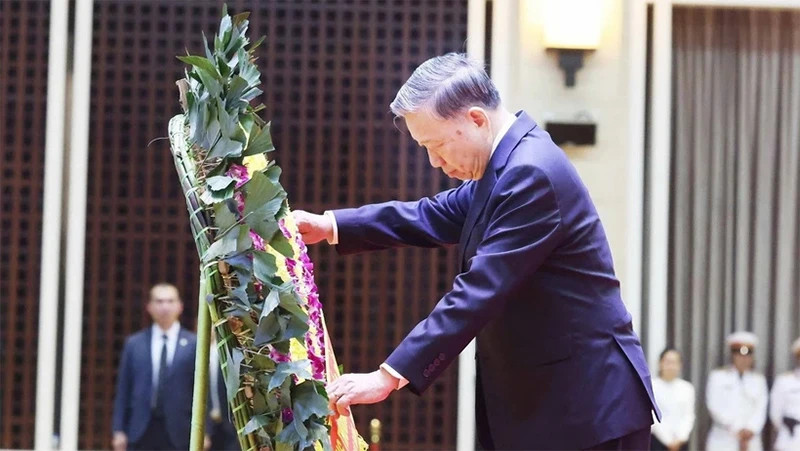 苏林总书记率团赴老挝吊唁坎代·西潘敦同志逝世。