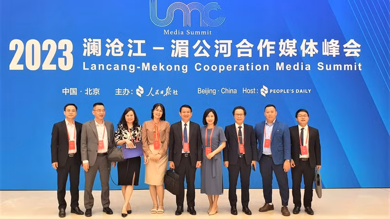 参加峰会的越南媒体代表合影。