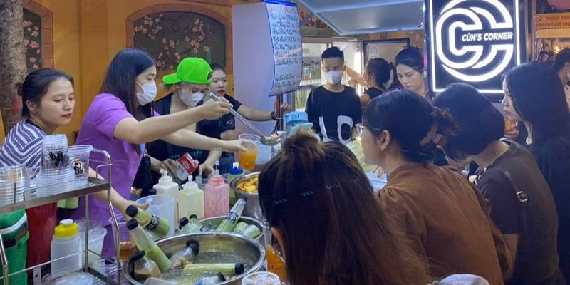 美食街设有街头美食、当地特色美食、纪念品、儿童玩具、“一乡一品”等展区。