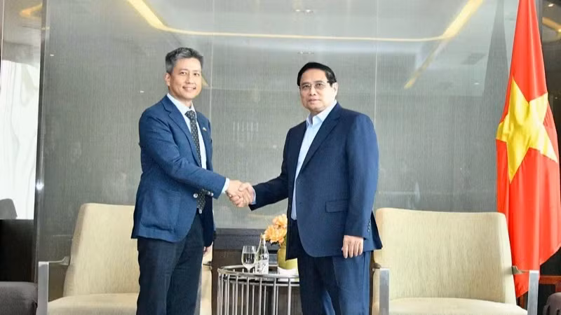 越南政府总理范明正会见泰国龙山石油化工有限公司总经理库拉切特·达拉昌德拉。