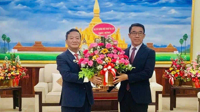 阮明心大使与老挝对外联络部代理部长布恩莱亚·潘达诺冯。