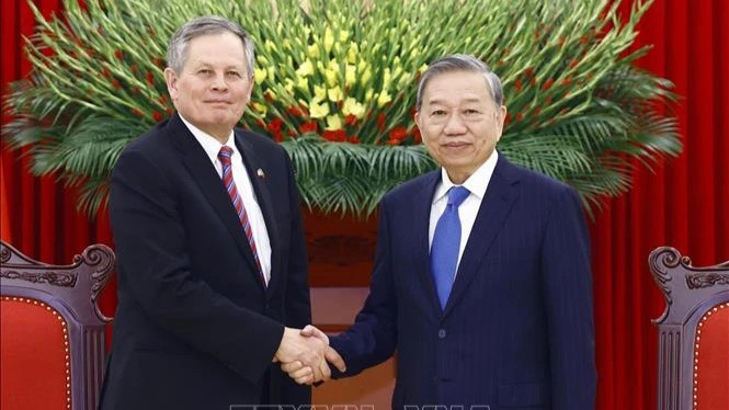 苏林总书记会见美国参议员史蒂夫·戴恩斯。